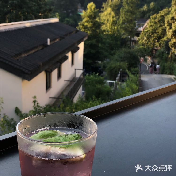 上山的环境还不错，路过南山路