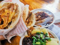 锅魁夹耳片-洞子口张老二凉粉(文殊院店)