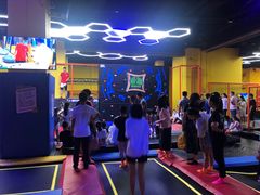 -爱蹦iBOON蹦床运动馆(江汉店)