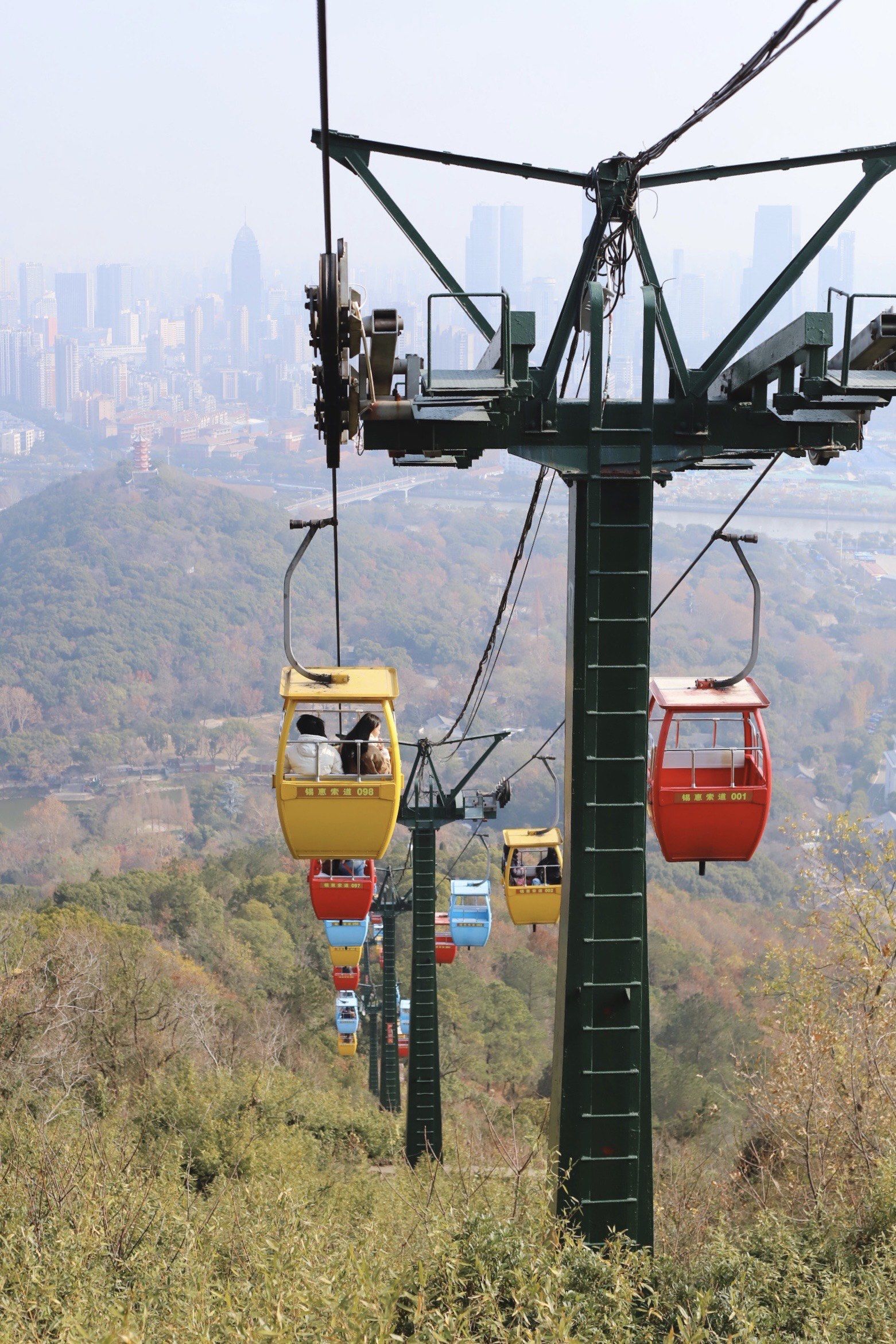 冬日登山坐小缆车