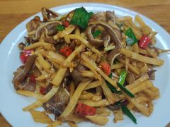 酸笋炒猪耳朵-牛八宝桂林米粉(八里庄店)