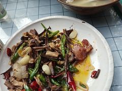 菌香炒腊肉-土砂锅生态山庄·非遗砂锅雅鱼