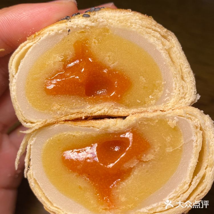 2.6r一个蛋黄流心酥，有点偏甜