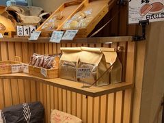 面包甜点陈列柜-天井·丑面包搭咖啡