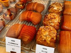 开心果蝴蝶结可颂-VERIE BAKEHOUSE