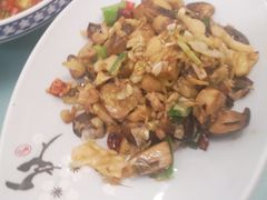 酸菜炒蘑菇-南北草堂家常菜(晶都店)