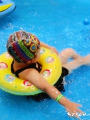 有时间可以带宝宝去体验游泳哟