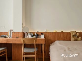 自带书桌和收纳的卧室一体化设计