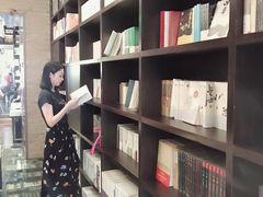 -钟书阁(松江泰晤士小镇店)