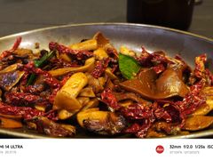 皱皮椒炒黑牛肝菌-Ameigo梅果·云贵川bistro(长宁来福士店)