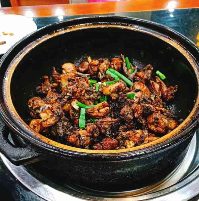 红枫寨瓦香鸡(交通路店)-"开挺多年的老店了,环境还过的去啦,服务态.