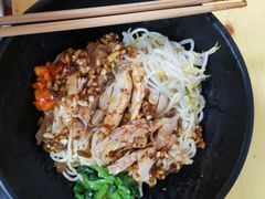 -两勺子一碗口水鸡拌面