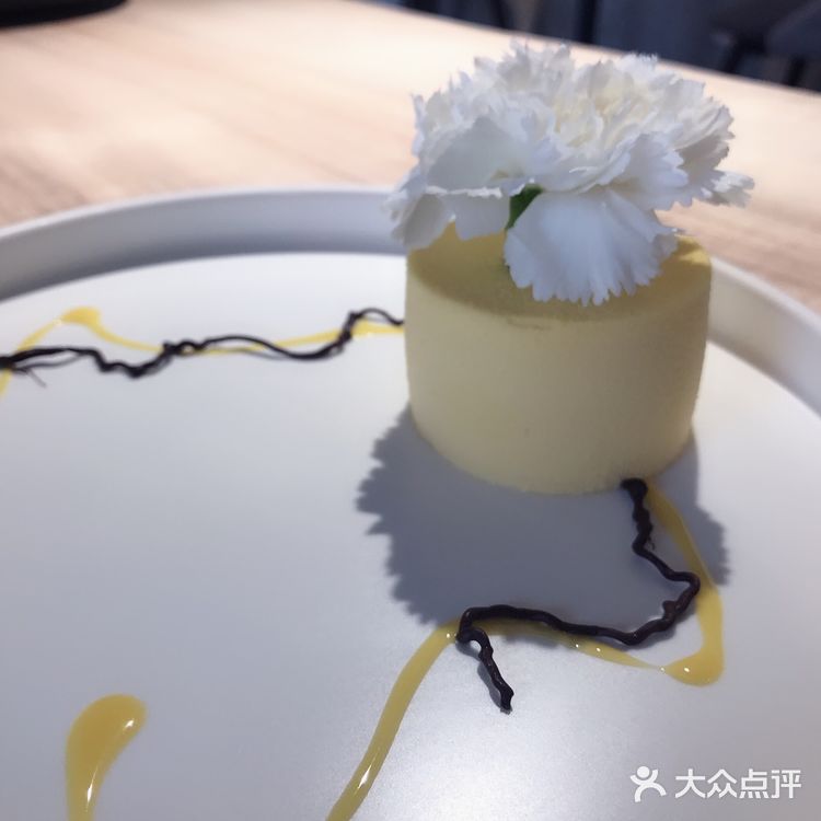 很简约的一家店，坐下来很舒服，每道甜品都像艺术品一样