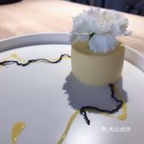 很简约的一家店,坐下来很舒服,每道甜品都像艺术品一样