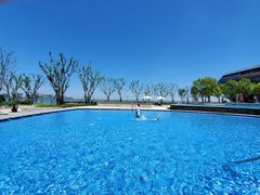 室外游泳池-上海滴水湖皇冠假日酒店