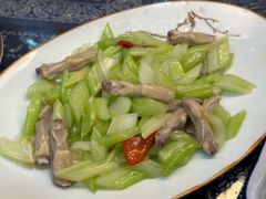 西芹炒鸭舌-广迎居老正兴菜馆
