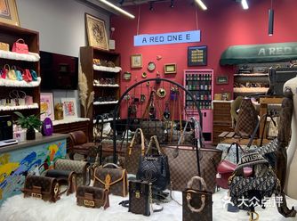 这黑板报单看上去和这二奢店格格不入 甚至还有点奇奇怪