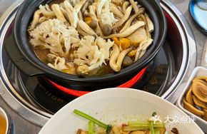 Yunnan Wild Mushroom Chicken Pot