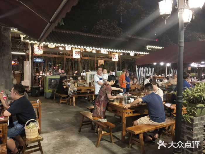 捞锅坝子老火锅(汽博中心店)大堂图片