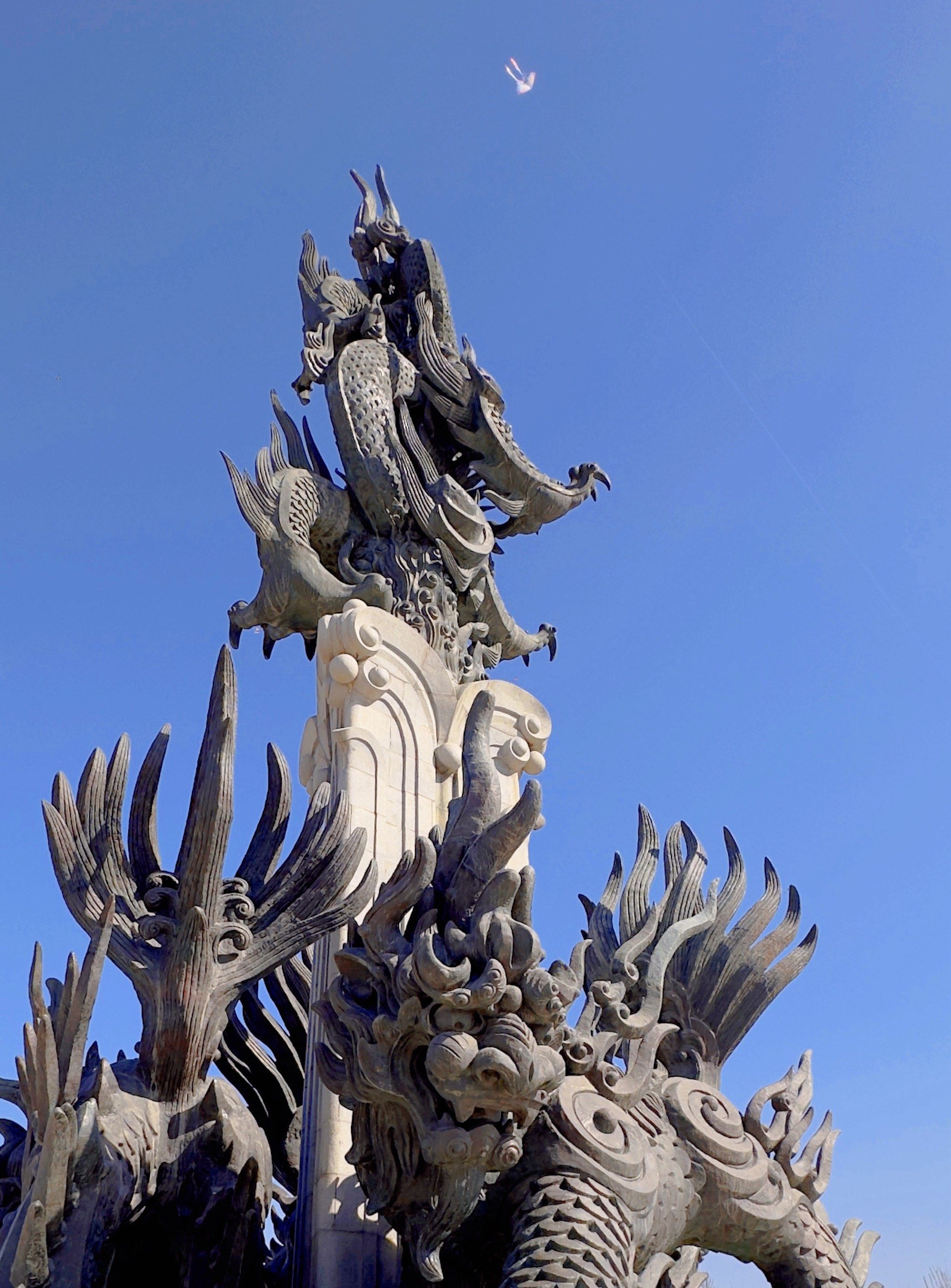 雕塑,三只麒麟围着盘旋的龙,还是挺壮观的～

下午的阳光打在水面