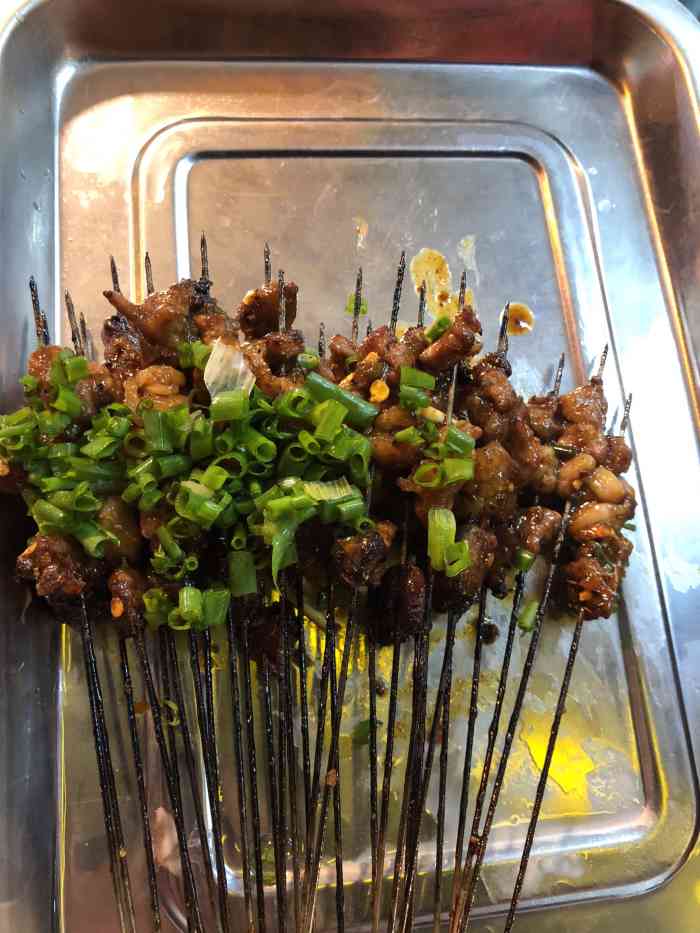 胡家铁签烤牛肉-"铁签烤肉,用钢炭火烤的,肉质很嫩,牛肉牛.