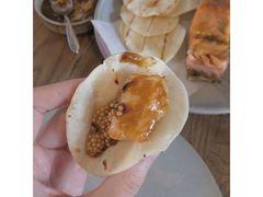 烟熏三文鱼配烤饺子皮和芥末籽酱-BOR Eatery(安福路店)