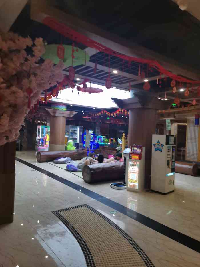 大蓝鲸欢乐汤-"阴雨天来洗澡休息休息大概是周末中午十一.