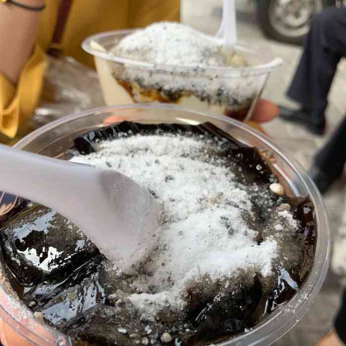 豆花草粿-"草粿是热热的,上面撒上糖粉,吃起来有点草.