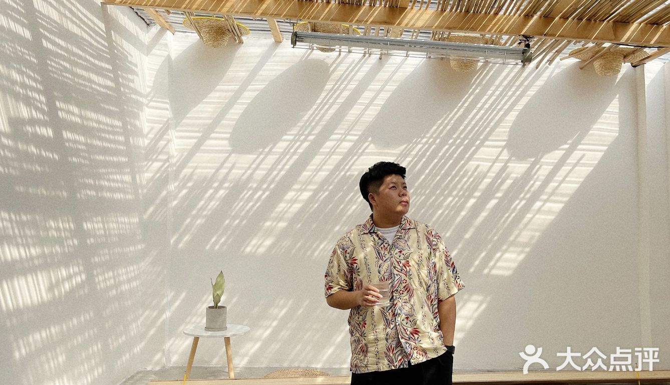 简约白墙风咖啡店🍂