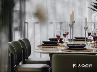 推开一道门，轻柔地走向餐厅，饮一杯红酒，敞开心扉