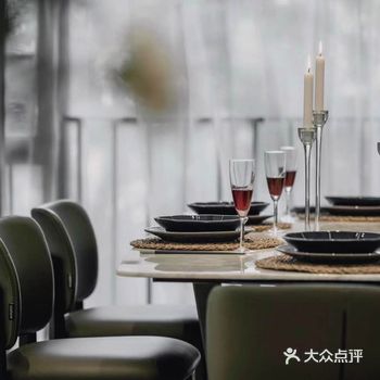 推开一道门，轻柔地走向餐厅，饮一杯红酒，敞开心扉