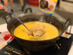 浓厚原只鸡煲花胶汤-鲜入围煮花胶鸡海鲜火锅