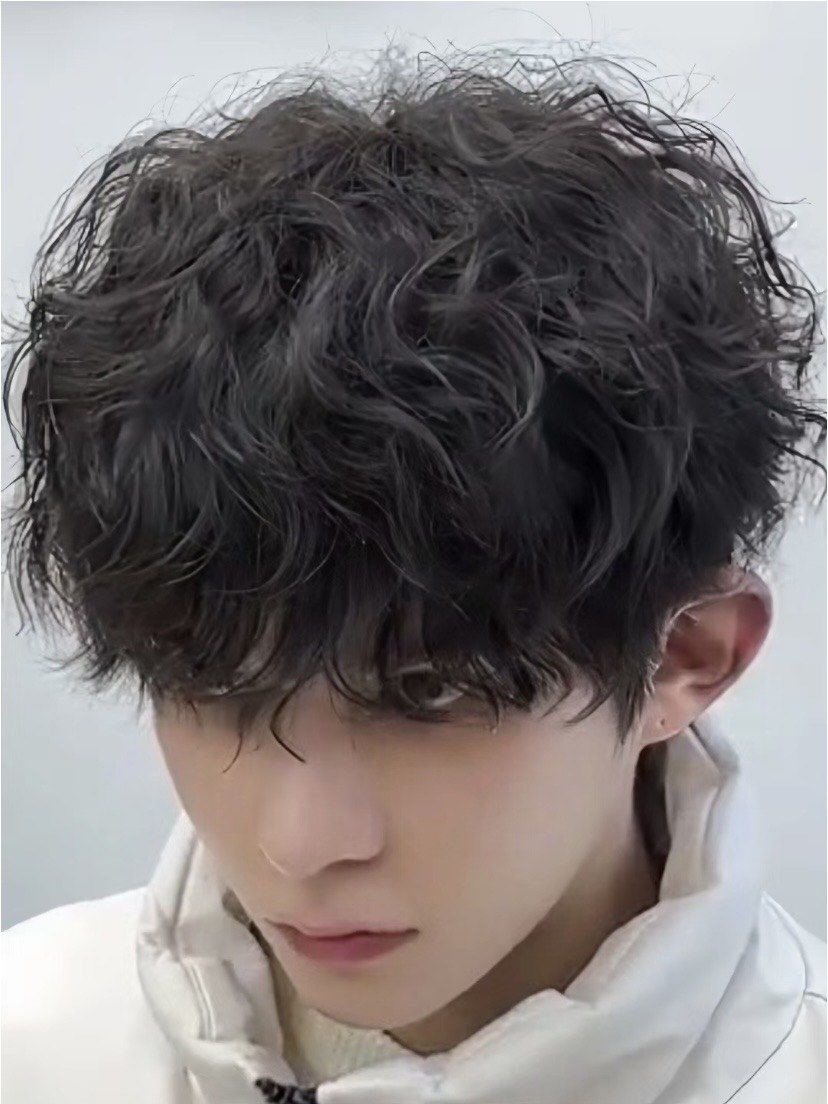 男士羊毛卷是一款时尚且充满活力的发型,它以精致的卷发设计为特点,为