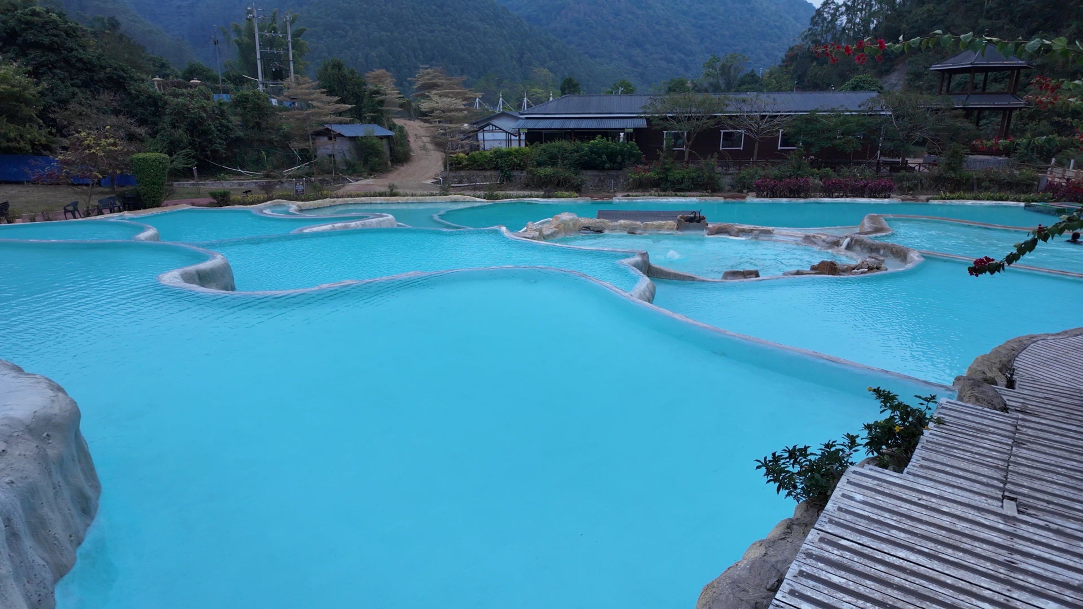 5 小时车程的十万大山温泉♨️,整个景区比较小众🤫,虽然设施没