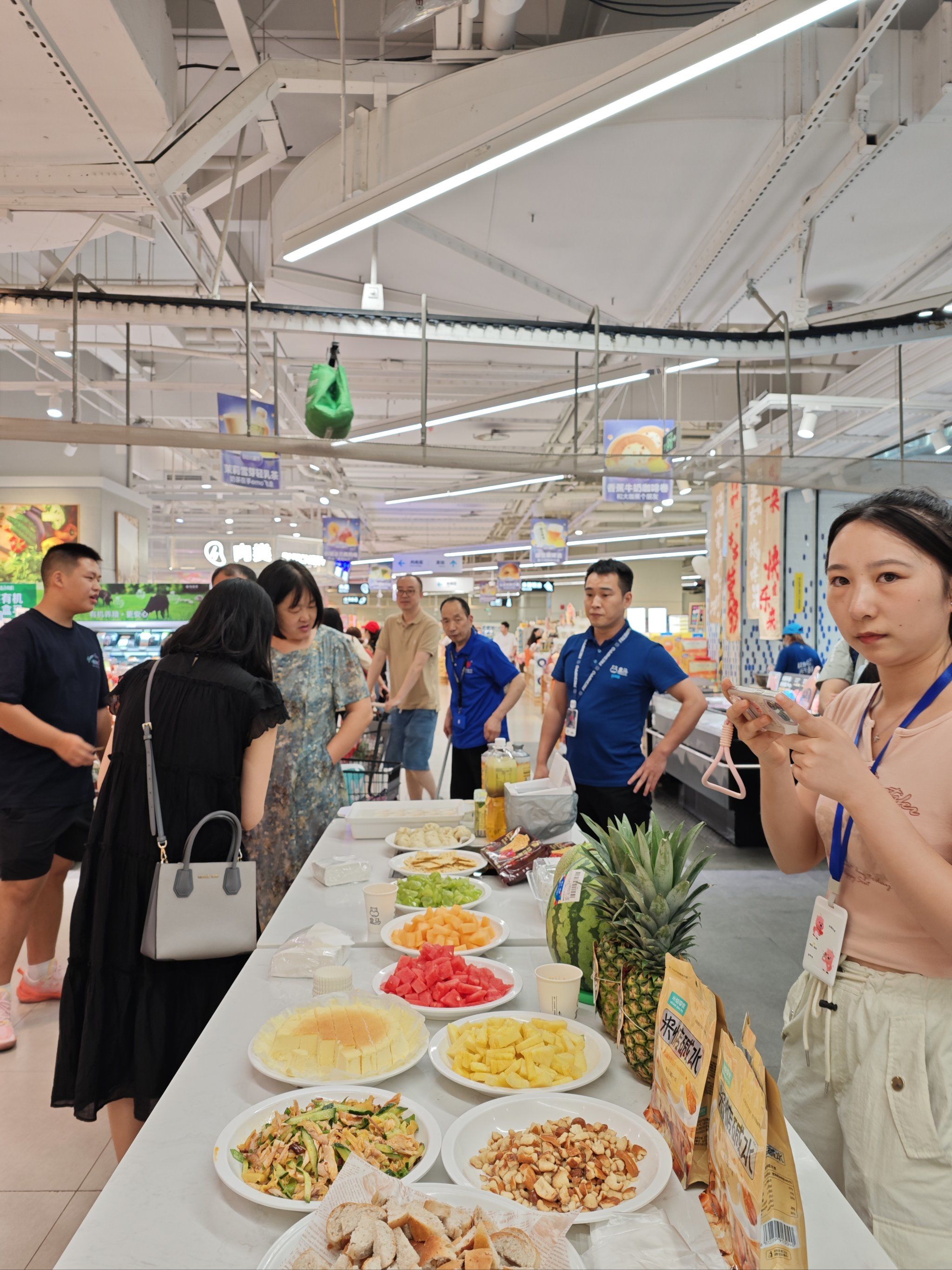 盒马试吃也太大方了,简直像在开茶话会一样