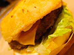霸气芝士超满足牛堡-必胜客(烟火食堂观前店)