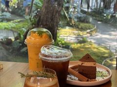 -Chom Cafe and Restaurant