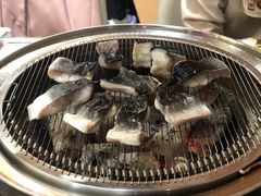 -围炉肉舍•炭烤活鳗•丹东海鲜烤肉(步行街店)