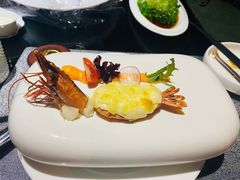 奶酪秘酱焗虾皇配魔厨沙拉-魔厨私房菜(观音桥店)
