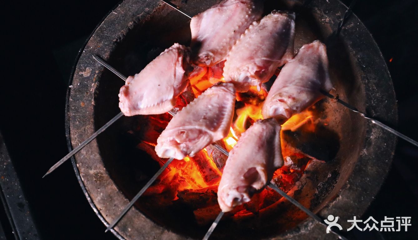 架一炭炉，几串烤肉，一杯冰啤，钟情于夜晚的静