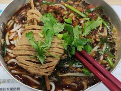 酸辣回甜韭菜花肉酱小锅米线-奔跑的小象·云南小锅米线(中国人民大学店)
