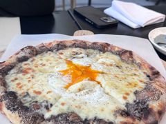 黑松露披萨，三种芝士和有机鸡蛋-Mercato莫卡多露台餐厅与酒吧(K11店)