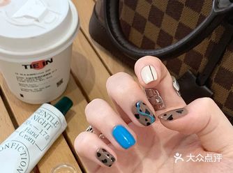 今天分享一款配色丰富的美甲  都是比较清新的颜色