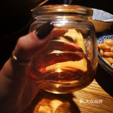 话梅蚕豆味道确实不错。人挺多的，有卡座