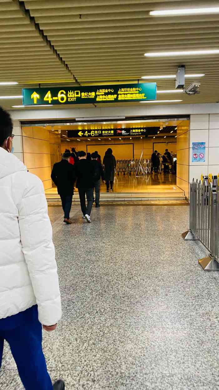 陆家嘴(地铁站)-"二号线的沿线的一个站点,可以说这个站点在.