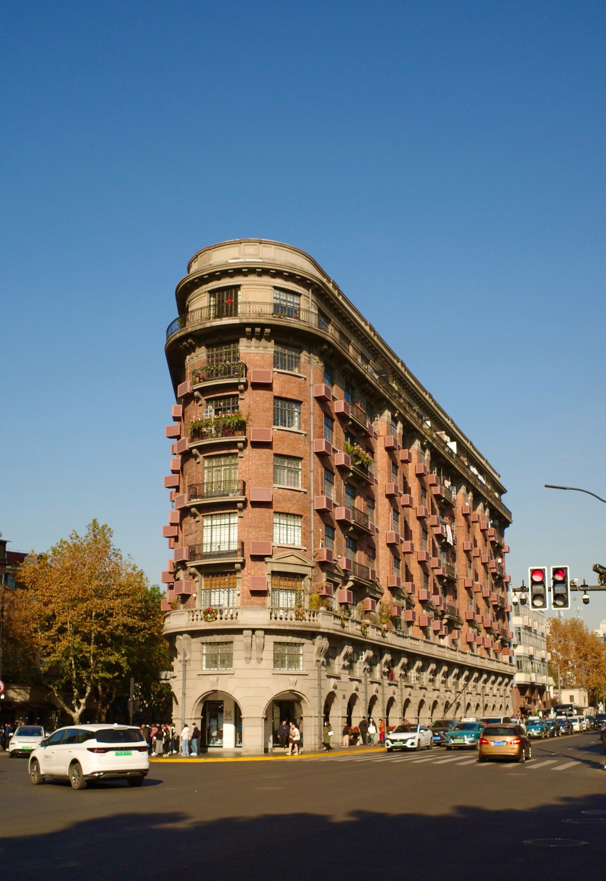 94上海武康路,从大名鼎鼎的武康大楼开始,是老上海殖民地文化的代表