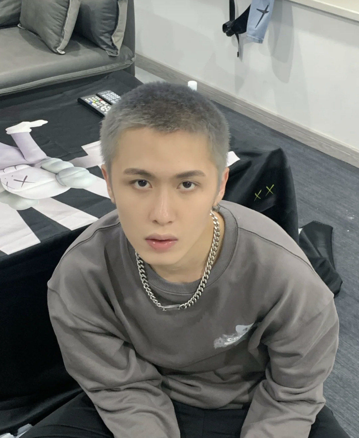 ?‍♂️ 专业发型师教你搭配烟灰色男士寸头