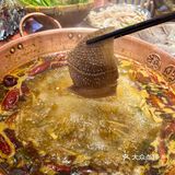 是从曲靖富源空运过来的酸萝卜丝，还有新平酸菜发酵而来