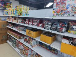 -来此探索玩具仓储店