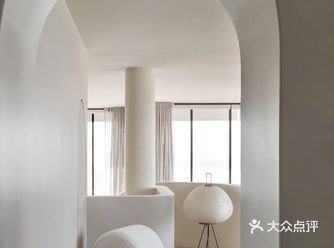 空间的采光条件很好，采用客餐厨一体的空间设计